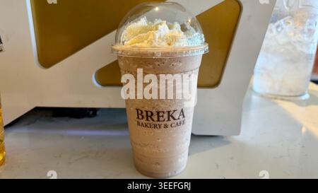 VANCOUVER, KANADA – 10. MAI 2026: Ein gefrorenes Frappe-Kaffeegetränk mit Schlagsahne steht auf einer Theke in einer Breka Bakery & Cafe. Stockfoto