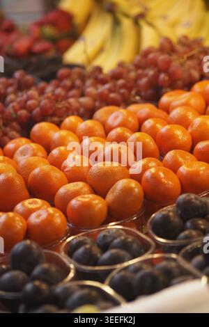 Frisches Obst auf einem Markt am Nachmittag Stockfoto
