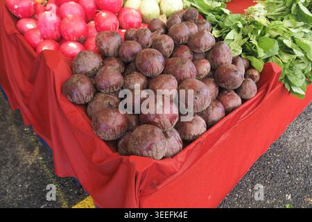 Rote Rüben werden nachmittags auf einem lokalen Markt ausgestellt Stockfoto