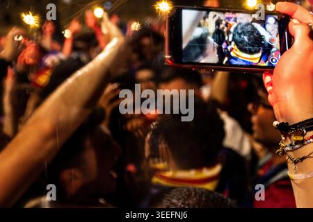 Barcelona, Spanien. Mai 2026. Barcelona, Spanien. Die Spieler Alejandro Balde und Marc Casadó feiern mit ihren Fans, nachdem sie 2025/26 den Titel der LaLiga auf der Plaza Catalunya gewonnen haben. Credit: cristian Rodriguez Nuñez/Alamy Live News Credit: cristian Rodriguez Nuñez/Alamy Live News Stockfoto