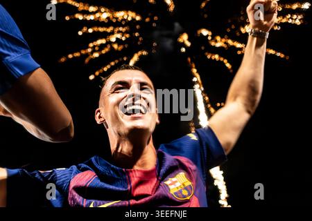Barcelona, Spanien. Mai 2026. Barcelona, Spanien. Die Spieler Alejandro Balde und Marc Casadó feiern mit ihren Fans, nachdem sie 2025/26 den Titel der LaLiga auf der Plaza Catalunya gewonnen haben. Credit: cristian Rodriguez Nuñez/Alamy Live News Credit: cristian Rodriguez Nuñez/Alamy Live News Stockfoto