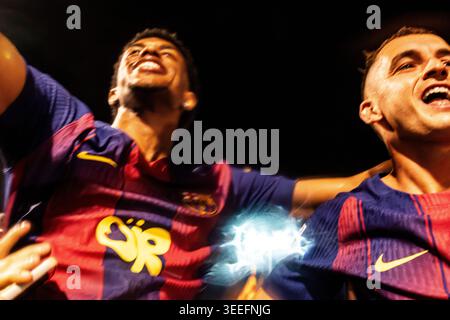 Barcelona, Spanien. Mai 2026. Barcelona, Spanien. Die Spieler Alejandro Balde und Marc Casadó feiern mit ihren Fans, nachdem sie 2025/26 den Titel der LaLiga auf der Plaza Catalunya gewonnen haben. Credit: cristian Rodriguez Nuñez/Alamy Live News Credit: cristian Rodriguez Nuñez/Alamy Live News Stockfoto