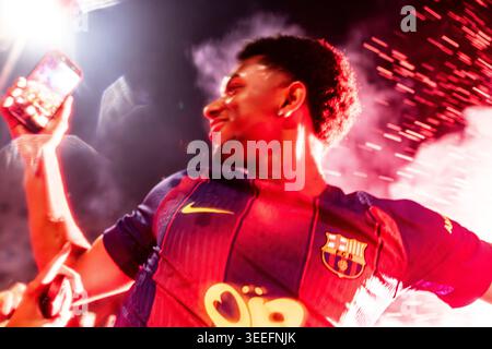Barcelona, Spanien. Mai 2026. Barcelona, Spanien. Die Spieler Alejandro Balde und Marc Casadó feiern mit ihren Fans, nachdem sie 2025/26 den Titel der LaLiga auf der Plaza Catalunya gewonnen haben. Credit: cristian Rodriguez Nuñez/Alamy Live News Credit: cristian Rodriguez Nuñez/Alamy Live News Stockfoto