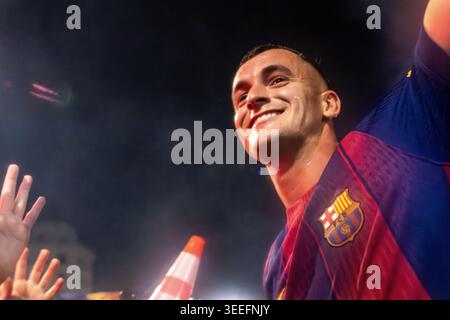 Barcelona, Spanien. Mai 2026. Barcelona, Spanien. Die Spieler Alejandro Balde und Marc Casadó feiern mit ihren Fans, nachdem sie 2025/26 den Titel der LaLiga auf der Plaza Catalunya gewonnen haben. Credit: cristian Rodriguez Nuñez/Alamy Live News Credit: cristian Rodriguez Nuñez/Alamy Live News Stockfoto