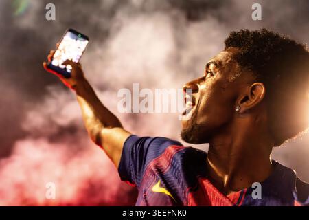 Barcelona, Spanien. Mai 2026. Barcelona, Spanien. Die Spieler Alejandro Balde und Marc Casadó feiern mit ihren Fans, nachdem sie 2025/26 den Titel der LaLiga auf der Plaza Catalunya gewonnen haben. Credit: cristian Rodriguez Nuñez/Alamy Live News Credit: cristian Rodriguez Nuñez/Alamy Live News Stockfoto