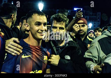 Barcelona, Spanien. Mai 2026. Barcelona, Spanien. Die Spieler Alejandro Balde und Marc Casadó feiern mit ihren Fans, nachdem sie 2025/26 den Titel der LaLiga auf der Plaza Catalunya gewonnen haben. Credit: cristian Rodriguez Nuñez/Alamy Live News Credit: cristian Rodriguez Nuñez/Alamy Live News Stockfoto