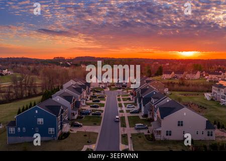 Ein Drohnenfoto mit Blick auf die Mitte einer Wohnstraße in Clarksville, Howard County, Maryland, bei Sonnenuntergang. Die symmetrischen Komposi Stockfoto