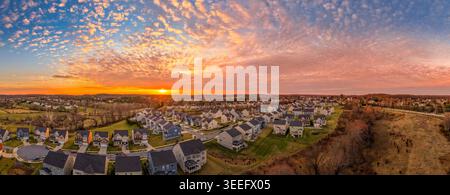 Ein schwungvolles Weitwinkel-Panorama-Luftbild der Drohne von den Wohnvierteln von Clarksville, Howard County, Maryland, aufgenommen während eines Sp Stockfoto