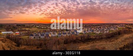 Ein atemberaubendes Panorama-Luftbild der Drohne aus dem Wohnviertel von Clarksville, Howard County, Maryland, aufgenommen in einer intensiven Atmosphäre Stockfoto