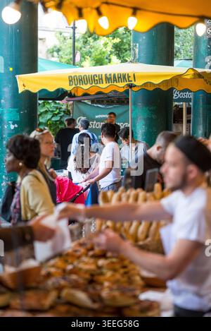 Besucher und Imbissstände auf dem Borough Market in Southwark, London, England, Großbritannien Stockfoto