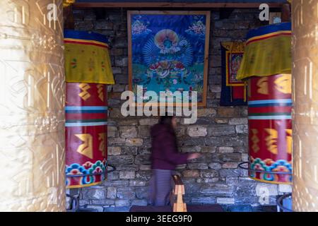 Frau an Gebetsmühlen im National Memorial Chorten, Thimphu, Bhutan Stockfoto