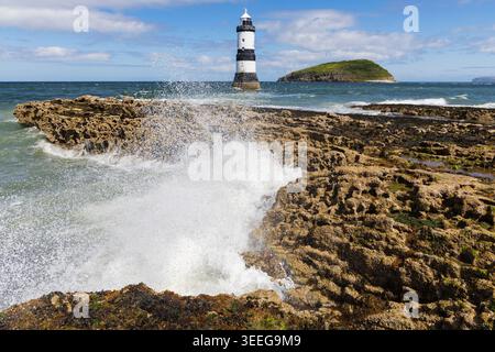 Trwyn du Lighthouse, ein Leuchtturm, der in den 1830er Jahren in Penmon gebaut wurde, schwarz-weiß-Turm. Stockfoto