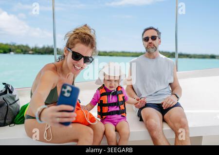 Familie macht Selfie zusammen auf dem Boot während der Sommerferien. Stockfoto