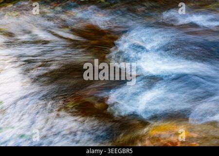 Bewegung verschwommenes Wasser, das über Steine in der Lyre River, Olympic Peninsula, Joyce, WA USA fließt Stockfoto