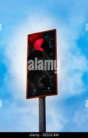 Rote Ampel an einem Stab, eine Sicht aus einem niedrigen Winkel Stockfoto