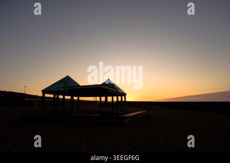 Die Casa Anacaona Silhouette bei Sonnenaufgang am Strand in Folkestone, Kent, England, Großbritannien Stockfoto