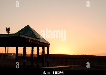 Die Casa Anacaona Silhouette bei Sonnenaufgang am Strand in Folkestone, Kent, England, Großbritannien Stockfoto