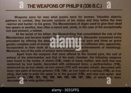 Foto einer Informationstafel mit dem Titel „die Waffen Philipps II. (336 v. Chr.)“ im Museum der Königlichen Gräber in Aigai, Vergina, Griechenland. Stockfoto
