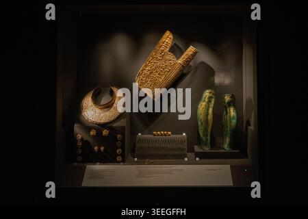 Vergina, Griechenland - 14. August 24: Weite Ansicht einer Museumsvitrine mit mazedonischen Waffen und Goldgegenständen im Museum der königlichen Gräber in Aigai, Stockfoto