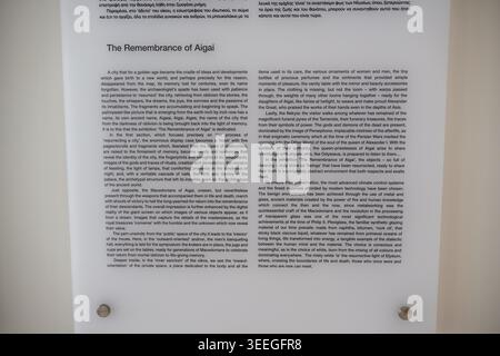 Das Textfeld mit dem Titel „Erinnerung an Aigai“ ist im Museum von Aigai in Vergina, Zentralmakedonien, Griechenland, ausgestellt. Stockfoto