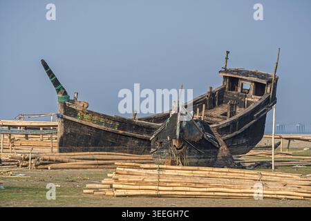 Blick auf die Küstenlandschaft von verlassenen hölzernen Fischerbooten am Dorfstrand Nazirartek, Cox's Bazar, Bangladesch Stockfoto