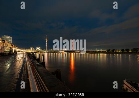 Stürmische Nacht über der Rheinpromenade in Düsseldorf Stockfoto