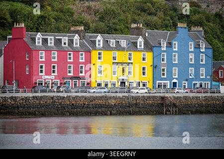 Farbenfrohe Häuser an der Hafenfront in Tobermory auf der Isle of Mull Stockfoto