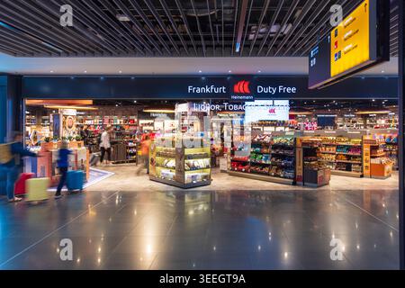 FRANKFURT, DEUTSCHLAND - 26. APRIL 2026: Eintritt zum Heinemann Duty Free in Frankfurt am Main Airport FRA. Stockfoto