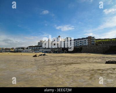 Das Tate St Ives, Barbara Hepworth, am Porthmeor Beach Allgemeine malerische Aussicht auf St Ives in Cornwall, England, mit malerischen Sandstränden und traditioneller Architektur am Meer. St. Ives ist bekannt für sein künstlerisches Erbe, seine Schönheit an der Küste und seinen lebhaften Tourismus. Es ist eines der beliebtesten Reiseziele Großbritanniens und zieht Besucher das ganze Jahr über mit seiner dramatischen Küste und seiner entspannten maritimen Atmosphäre an. Stockfoto
