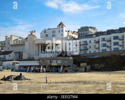 Das Tate St Ives, Barbara Hepworth, am Porthmeor Beach Allgemeine malerische Aussicht auf St Ives in Cornwall, England, mit malerischen Sandstränden und traditioneller Architektur am Meer. St. Ives ist bekannt für sein künstlerisches Erbe, seine Schönheit an der Küste und seinen lebhaften Tourismus. Es ist eines der beliebtesten Reiseziele Großbritanniens und zieht Besucher das ganze Jahr über mit seiner dramatischen Küste und seiner entspannten maritimen Atmosphäre an. Stockfoto