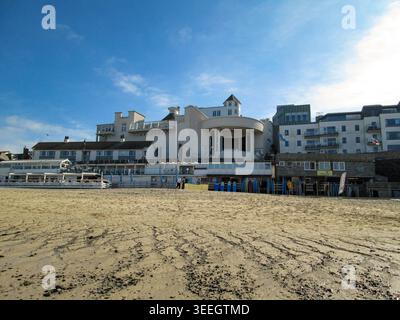 Das Tate St Ives, Barbara Hepworth, am Porthmeor Beach Allgemeine malerische Aussicht auf St Ives in Cornwall, England, mit malerischen Sandstränden und traditioneller Architektur am Meer. St. Ives ist bekannt für sein künstlerisches Erbe, seine Schönheit an der Küste und seinen lebhaften Tourismus. Es ist eines der beliebtesten Reiseziele Großbritanniens und zieht Besucher das ganze Jahr über mit seiner dramatischen Küste und seiner entspannten maritimen Atmosphäre an. Stockfoto