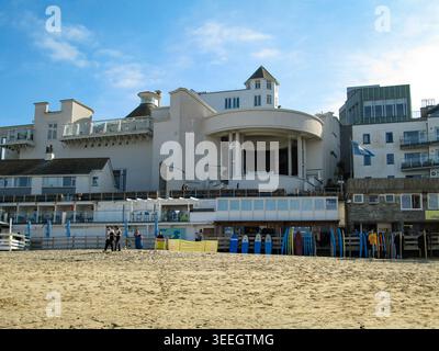 Das Tate St Ives, Barbara Hepworth, am Porthmeor Beach Allgemeine malerische Aussicht auf St Ives in Cornwall, England, mit malerischen Sandstränden und traditioneller Architektur am Meer. St. Ives ist bekannt für sein künstlerisches Erbe, seine Schönheit an der Küste und seinen lebhaften Tourismus. Es ist eines der beliebtesten Reiseziele Großbritanniens und zieht Besucher das ganze Jahr über mit seiner dramatischen Küste und seiner entspannten maritimen Atmosphäre an. Stockfoto