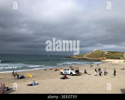 Porthmeor Beach Allgemeine malerische Aussicht auf St. Ives in Cornwall, England, mit malerischen Sandstränden und traditioneller Architektur am Meer. St. Ives ist bekannt für sein künstlerisches Erbe, seine Schönheit an der Küste und seinen lebhaften Tourismus. Es ist eines der beliebtesten Reiseziele Großbritanniens und zieht Besucher das ganze Jahr über mit seiner dramatischen Küste und seiner entspannten maritimen Atmosphäre an. Stockfoto