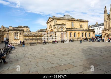 Blick auf den Kirchhof der Abbey auf die Gebäude des Complex Roman Baths, Stadt Bath, Nordosten Somerset, England, Großbritannien Stockfoto