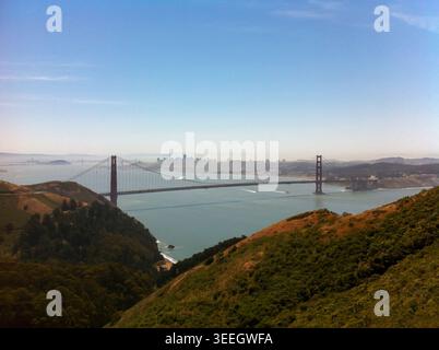 Die legendäre Golden Gate Bridge erstreckt sich über den Eingang zur San Francisco Bay und verbindet San Francisco mit Marin County. Die Hängebrücke, die für ihre unverwechselbare Farbe in International Orange und Art déco-Design bekannt ist, ist eines der meistfotografierten Wahrzeichen der Welt und ein Symbol für kalifornische Ingenieurskunst und Innovation. USA Stockfoto