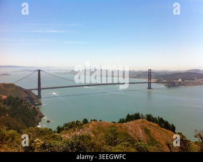 Die legendäre Golden Gate Bridge erstreckt sich über den Eingang zur San Francisco Bay und verbindet San Francisco mit Marin County. Die Hängebrücke, die für ihre unverwechselbare Farbe in International Orange und Art déco-Design bekannt ist, ist eines der meistfotografierten Wahrzeichen der Welt und ein Symbol für kalifornische Ingenieurskunst und Innovation. USA Stockfoto