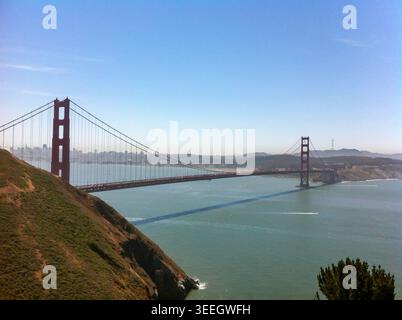 Die legendäre Golden Gate Bridge erstreckt sich über den Eingang zur San Francisco Bay und verbindet San Francisco mit Marin County. Die Hängebrücke, die für ihre unverwechselbare Farbe in International Orange und Art déco-Design bekannt ist, ist eines der meistfotografierten Wahrzeichen der Welt und ein Symbol für kalifornische Ingenieurskunst und Innovation. USA Stockfoto