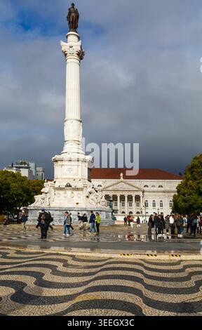 Kolumne von Pedro IV und Nationaltheater auf dem Rossio-Platz in Lissabon, Portugal im Januar Stockfoto