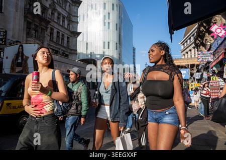 Junge Londoner mit gemischtem Erbe kaufen in der New Oxford Street im Herzen des Londoner West End, Stockfoto