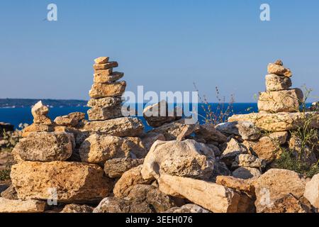 Ausgewogene steinhügel an der felsigen Küste am Kap Kaliakra mit Blick auf das Schwarze Meer Bulgarien Stockfoto