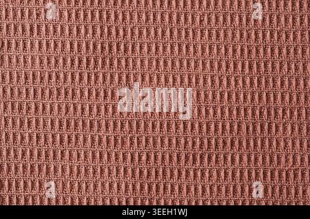 Detaillierte Ansicht eines strukturierten braunen Textils mit charakteristischem Waffelmuster und weichem Material Stockfoto