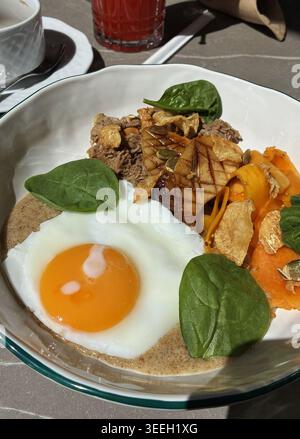 Ein ausgewogenes Frühstück mit Spiegeleiern, Amaranth Grobgrieß und Entenfleisch Stockfoto