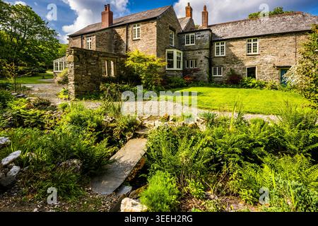 Die Gärten am Fluss des Old Vicarage, Tintagel, Cornwall, Großbritannien Stockfoto