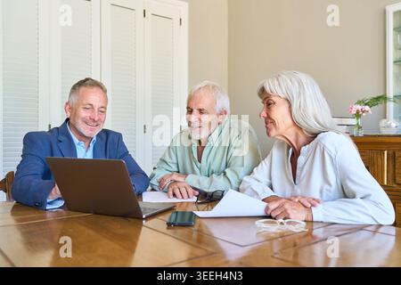 Altersvorsorge und Finanzschutz Schlüsselkonzepte sind Seniorenplanung, Altersvorsorge, Finanzschutz, professionelle Beratung, langfristige Sicherheit, Immobilienplanung und Vermögensverwaltung. Stockfoto