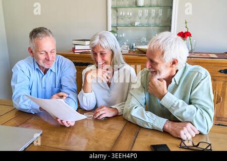 Altersvorsorge und finanzielle Sicherheit Schlüsselkonzepte sind Senior, Altersvorsorge, finanzielle Sicherheit, Erbschaft, Vermögensverwaltung, finanzielle Absicherung und Testamente. Stockfoto