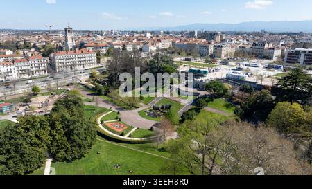 Valence (Südostfrankreich): Aus der Vogelperspektive auf die Stadt und die Gebäude auf der Avenue Léon Gambetta und Blick auf den Park „parc Jouvet“ Stockfoto