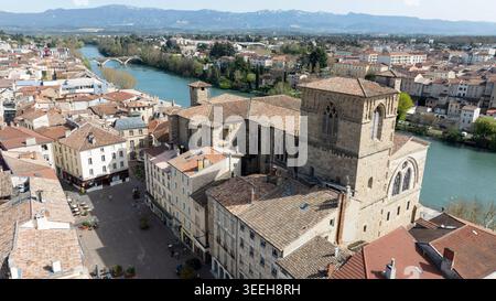 Romans-sur-Isère (Südostfrankreich): Aus der Vogelperspektive auf das Stadtzentrum, die Stiftskirche Saint-Barnard und die Dächer des Stadthauses Stockfoto