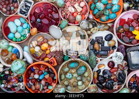 Farbenfrohe Edelsteine und Mineralien Steinverkäufer an einer Straße in Pakistan Stockfoto