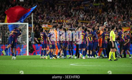 Barcelona, Spanien. Mai 2026. Die Spieler des FC Barcelona, die 2025-2026 die Meisterschaft der La Liga feierten, spielten am 10. Mai 2026 im Spotify Camp Nou Stadion in Barcelona, Spanien, während des Fußballspiels La Liga EA Sports zwischen dem FC Barcelona und Real Madrid. (Foto: Bagu Blanco/PRESSINPHOTO) Credit: PRESSINPHOTO SPORTS AGENCY/Alamy Live News Stockfoto
