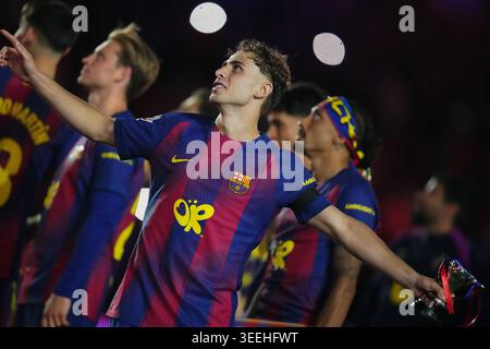 Barcelona, Spanien. Mai 2026. Fermin Lopez vom FC Barcelona feierte 2025-2026 die Meisterschaft der La Liga während des Spiels La Liga EA Sports zwischen dem FC Barcelona und Real Madrid im Spotify Camp Nou Stadium am 10. Mai 2026 in Barcelona. (Foto: Bagu Blanco/PRESSINPHOTO) Credit: PRESSINPHOTO SPORTS AGENCY/Alamy Live News Stockfoto